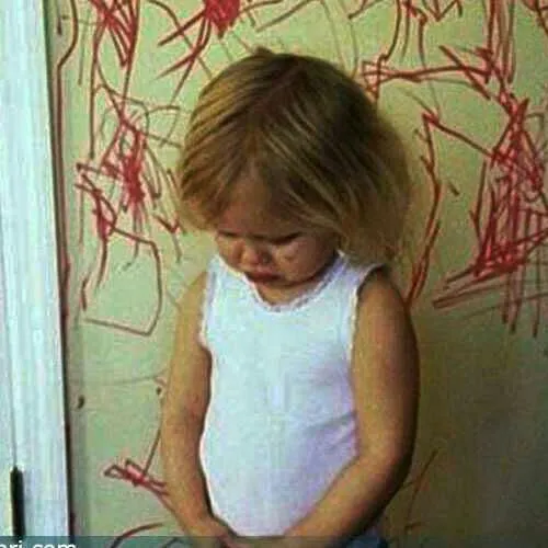 با نقاشی کوچولوتون رو دیوار نمیدونین چیکار کنین؟🤔