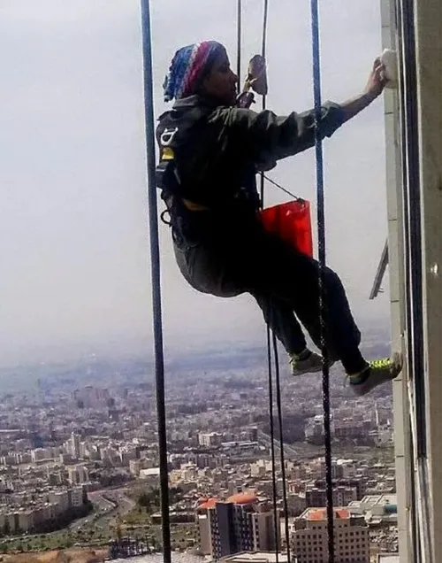 آویزان شدن دختر تهرانی از برج ۲۷ طبقه!!