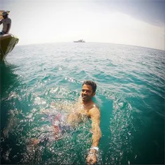 سلفی سیروان خسروی در حال شنا در آنتالیا