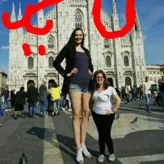 قد بلندترین زن در جهان که پاهای آن 150 سانتی متر است در ر