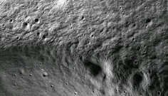 🌗 جدیدترین دوربین ماه ناسا، عکسی را از لبه یک دهانه تاریک ثبت کرده است.