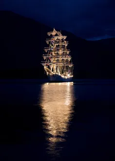 کشتی نورانی در دریای تاریک زیباست.