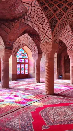 وقتی پاتو داخل این مسجد زیبا میذاری، رنگ‌ و نور و سرزندگی