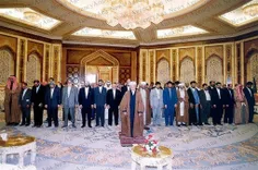در این عکس نماز جماعت به امامت رئیس مجمع تشخیص مصلحت نظام