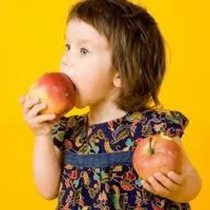 دختر کوچولوی ملوس دو تا سیب در دو دست داشت.در این موقع ما