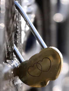 عشق قفل شده کلید نداره