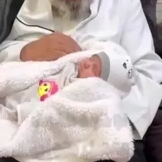ببینید نوزاد هنگام اقامه اذان با شنیدن نام مبارک امیرالمو