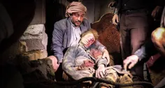 مرد یمنی که مادر شهید خود را در آغوش گرفته و اشک میریزد .