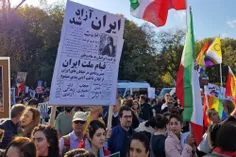 پرچم همجنس‌بازان هم از جمله پرچم‌هایی بود که در اجتماع بر