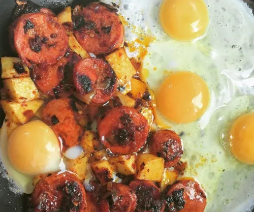 طب سنتی معتقد است خوردن تخم مرغ همراه با سوسیس باعث : جوش