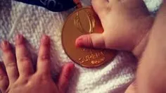 دستای کوچولوی مارتین روی مدال الهی من فدااا