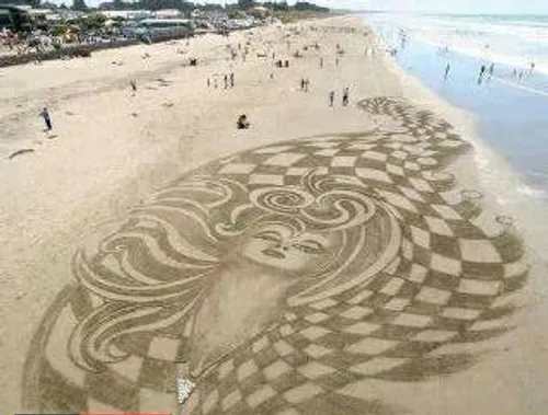هنر انسان در ساحل دریا