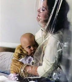 مادری که کودک سرطانی اش را اینگونه به آغوش میکشد