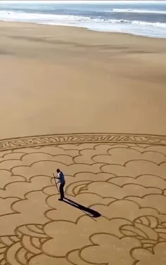 نقاشی کشیدن روی ماسه های ساحل جالب