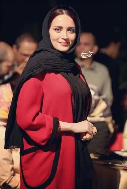 بهنوش طباطبایی (متولد ۲۷ اردیبهشت ۱۳۶۰)، بازیگر اهل ایران