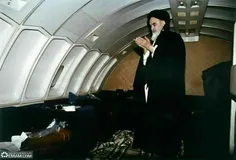 نماز امام خمینی(ره) در هواپیما در مسیر فرانسه به سمت تهرا