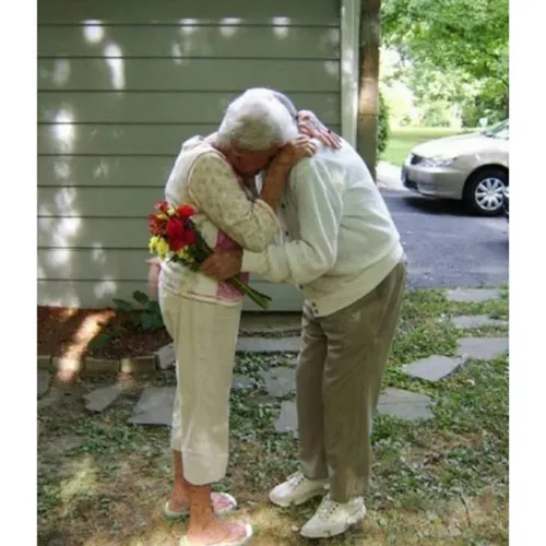 این مرد مدت60سال هر صبح با یک دسته گل همسرش رو بغل میکرده
