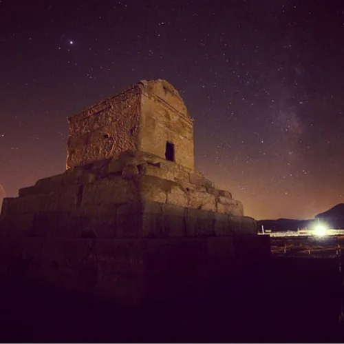 آرامگاه کوروش بزرگ که به احتمال زیاد پیش از مرگ وی و به ف