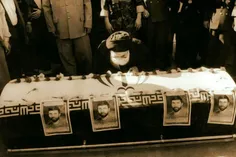بوسه رهبر انقلاب بر تابوت شهید صیاد شیرازی 