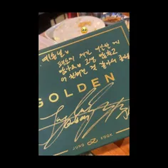 جونگکوک به استایلیست Yesong آلبوم‌ امضا شده داده