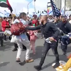 اهتزاز پرچم فلسطین توسط عده ای از معترضین صهیونیست و دعوا