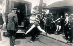 بازداشت زنان توسط پلیس آمریکا در سال ۱۹۳۰ میلادی به علت پ