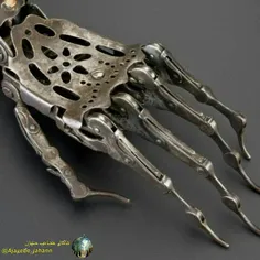 دست مصنوعی ساخته شده برای جنگاورانی که در میدان مبارزه دس