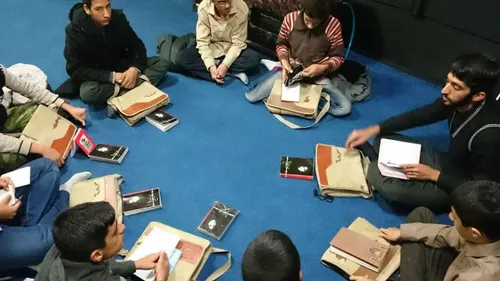شهید محسن حججی در حال کتابخوانی و بحث وتبادل نظر با اعضاء