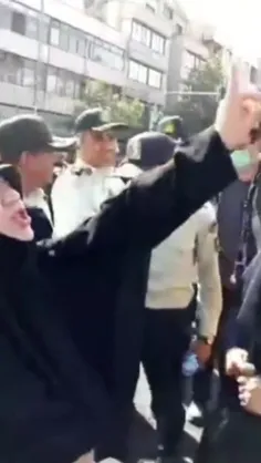 دفاع محکم یک خانم با صدای بلند از پلیس و طرح حجاب 👍😍