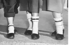 در سال 1953 اگر دختری قلاده سگ را به مچ پای چپش می بست یع