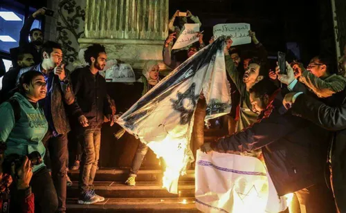 ⭕ ️ به آتش کشیده شدن پرچم اسرائیل در مصر در اعتراض به شنا