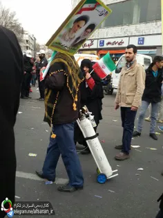 حضور یه #ساندیسی با کپسول اکسیژنش در راهپیمایی #22_بهمن
