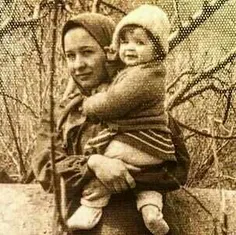 عکس کودکی مهراوه شریفی‌نیا در آغوش مادرش آزیتا حاجیان  #ه