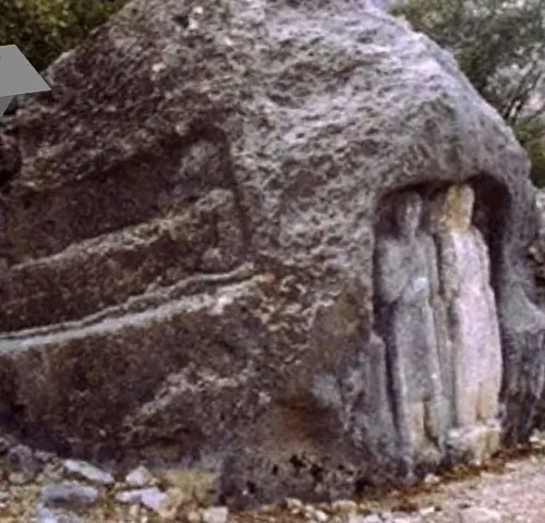 سنگ نقش برجسته دو انسان در تپه مهتاج بهبهان با 9000 سال ق