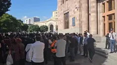 🚨🎥تجمع مردم ارمنستان مقابل ساختمان دولت برای درخواست پاسخ