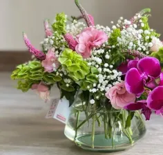 این گلای قشنگ و تقدیم‌ میکنم به بچه‌ای باحال ویسگون