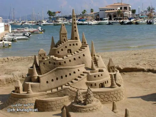 ساخت قلعه با ماسه در کنار ساحل