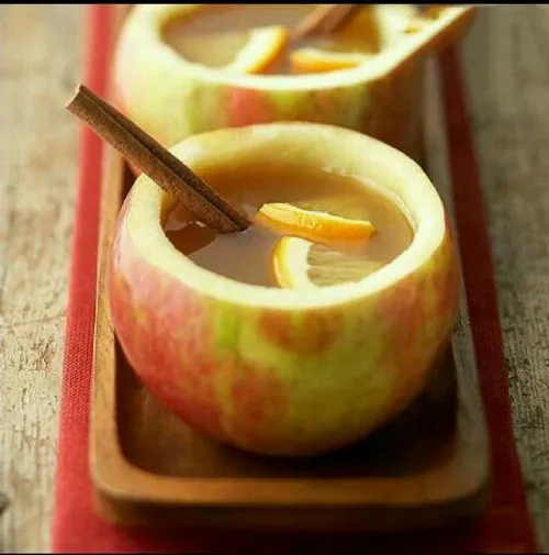 چای گرم رو توی سیب خالی شده بریزید و بهش چند تکه لیموی تا