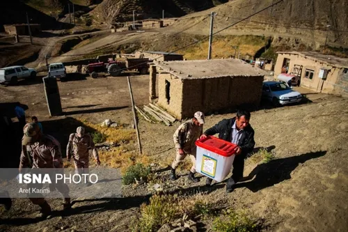 تصاویری از وضعیت سخت حمل صندوق اخذ رای به روستاهای دورافت