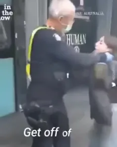 این خانم چون ماسک نزده پلیس مهربون آمریکا گرفتتش و داره ب