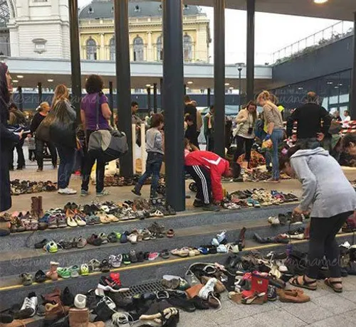مردم مجارستان کفشهایشان را در ایستگاه مترو شهر گذاشتند