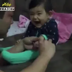 پدره میخوادناخن بچه رو 