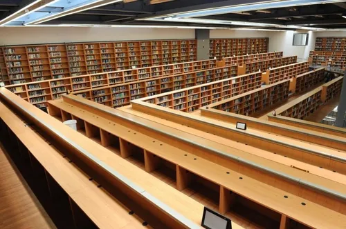 عکسی از کتابخانه عظیم دانشگاه سلطنتی لندن...😍🤩