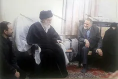 حضور رهبر انقلاب در منزل محافظ شهیدش حاج حسن اکبری .
