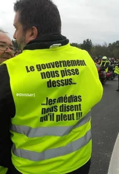 نوشته‌ی پشت جلیقه‌ی زرد معترضان فرانسوی: «دولت در حال ادر