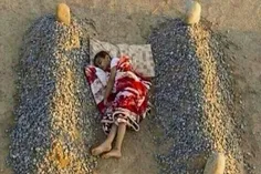 عکسی دردناک از پسری که بین قبر پدر و مادر خود خوابیده