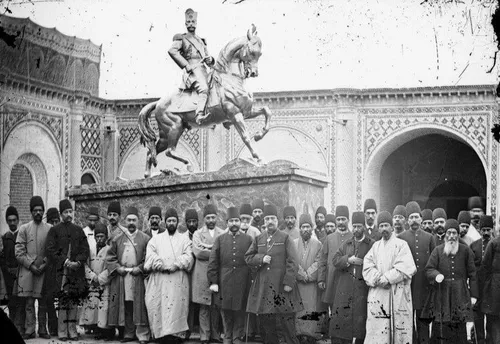 ناصرالدین شاه قاجار را اولین کسی می دانند که در زمان حیات