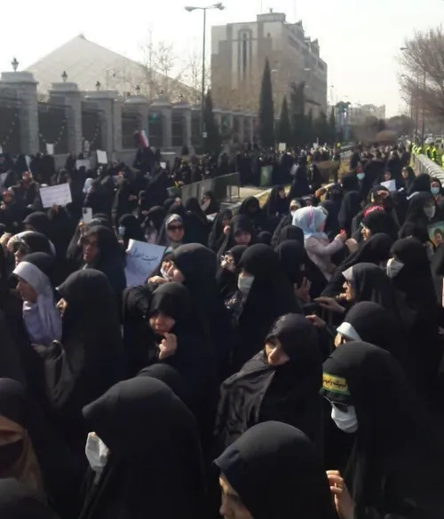 تجمع زنان مومن در مقابل مجلس