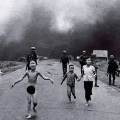 ⭕️ #ویتنام در ۸ ژوئن ۱۹۷۲: دختر بچه‌ی ۹ ساله‌ای که به‌خاطر سوختگی در حمله بمب‌های ناپالم آمریکا از شدت سوختگی و ترس برهنه فرار میکند...