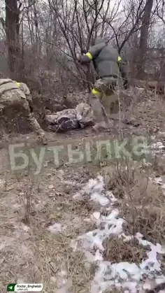 💠فیلم #زنده_به_گور کردن سرباز روس توسط اوکراینی ها 😨📛